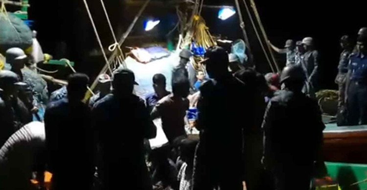৩৪ ভারতীয় জেলে ও দুটি ফিশিং ট্রলার আটক করেছে বাংলাদেশ নৌবাহিনী